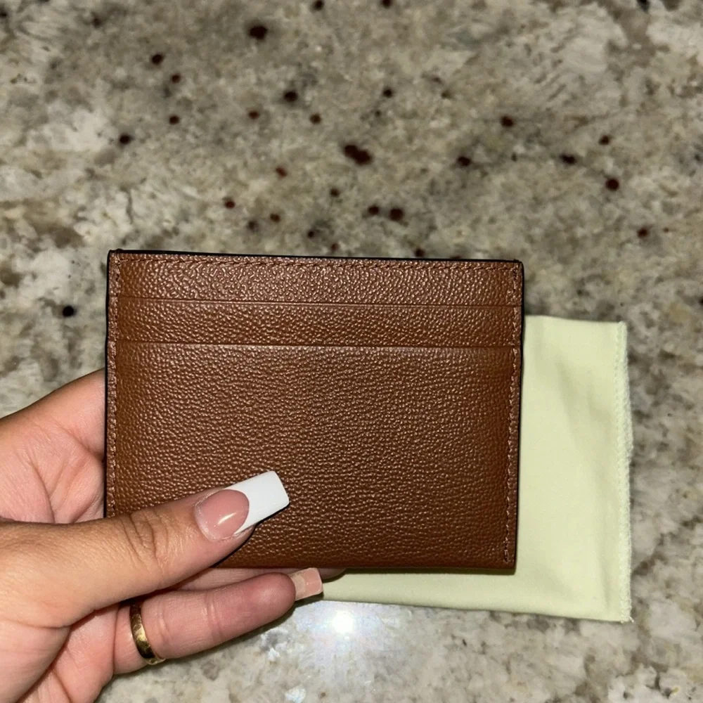 Burberry - Picture 2 of 9